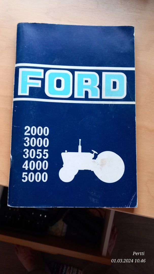 Ford traktorin ohjekirja.