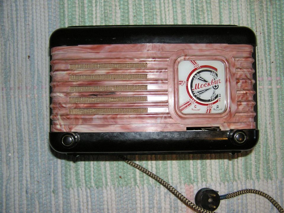 Vanha pieni neuvosto aikainen radio