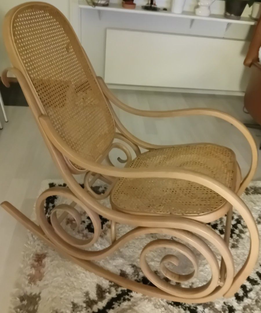 Thonet tyylinen puu/rottinki keinutuoli