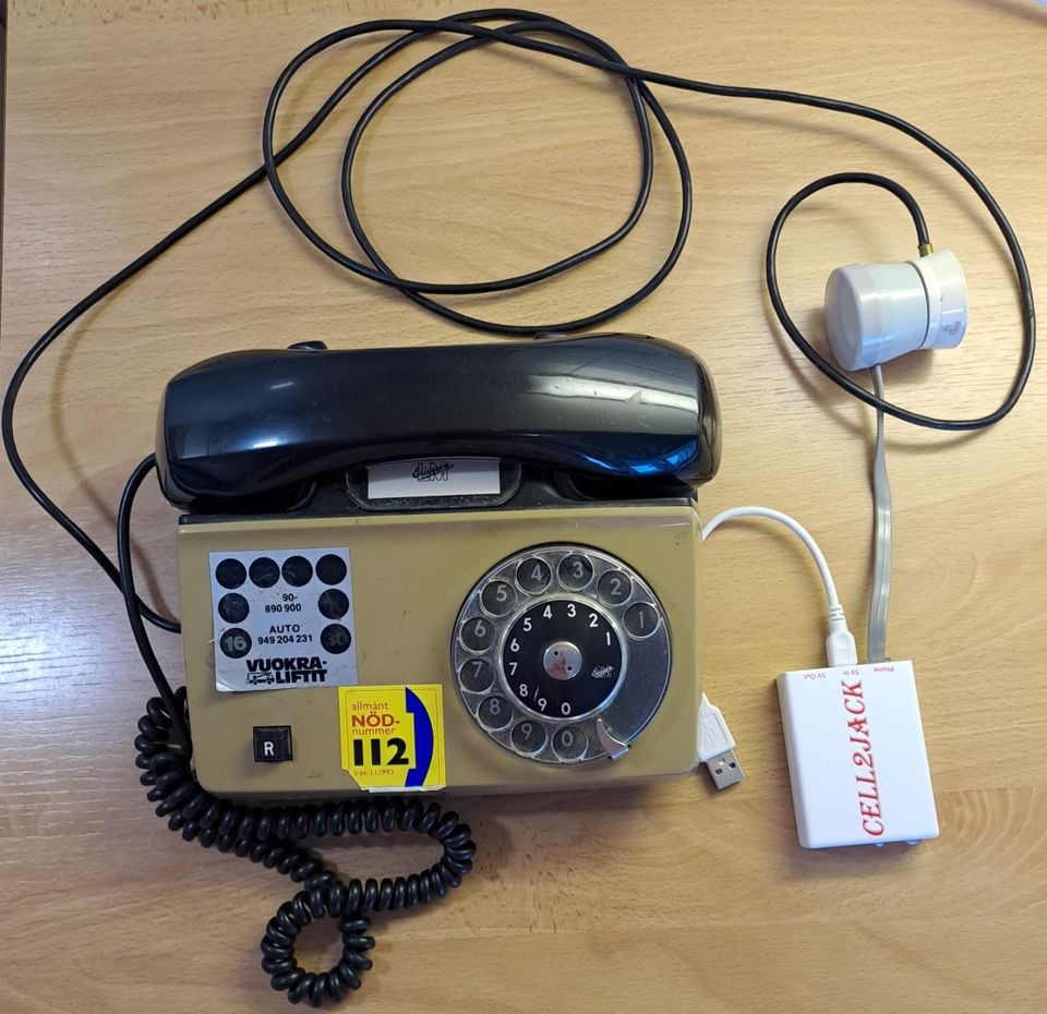 Vanhan puhelimen adapteri