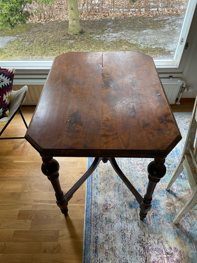 Kaunis antiikkinen pöytä