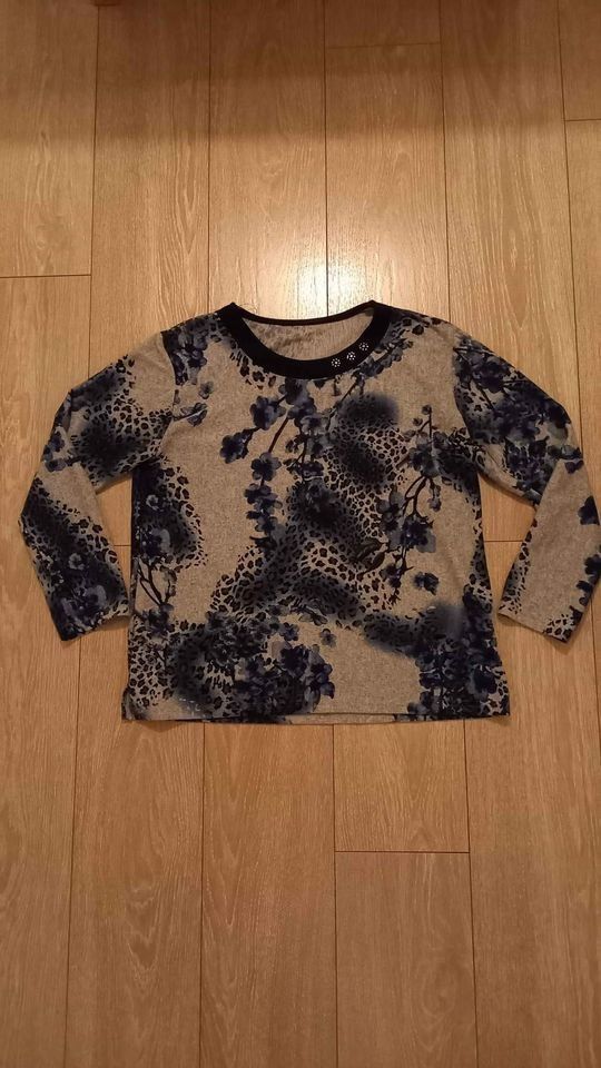 Sinivalkoinen kukkakuvioinen paita koko XL