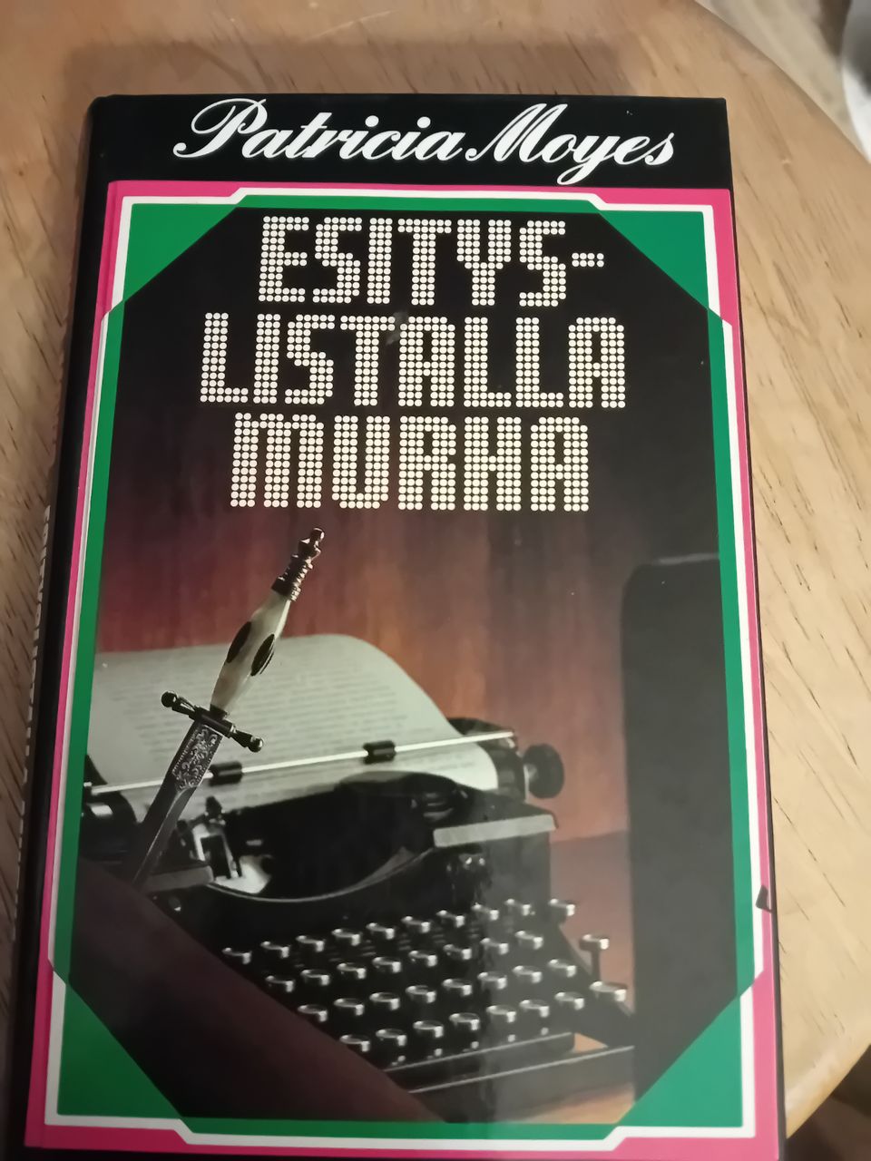 Kirja . Esityslistalla murha.