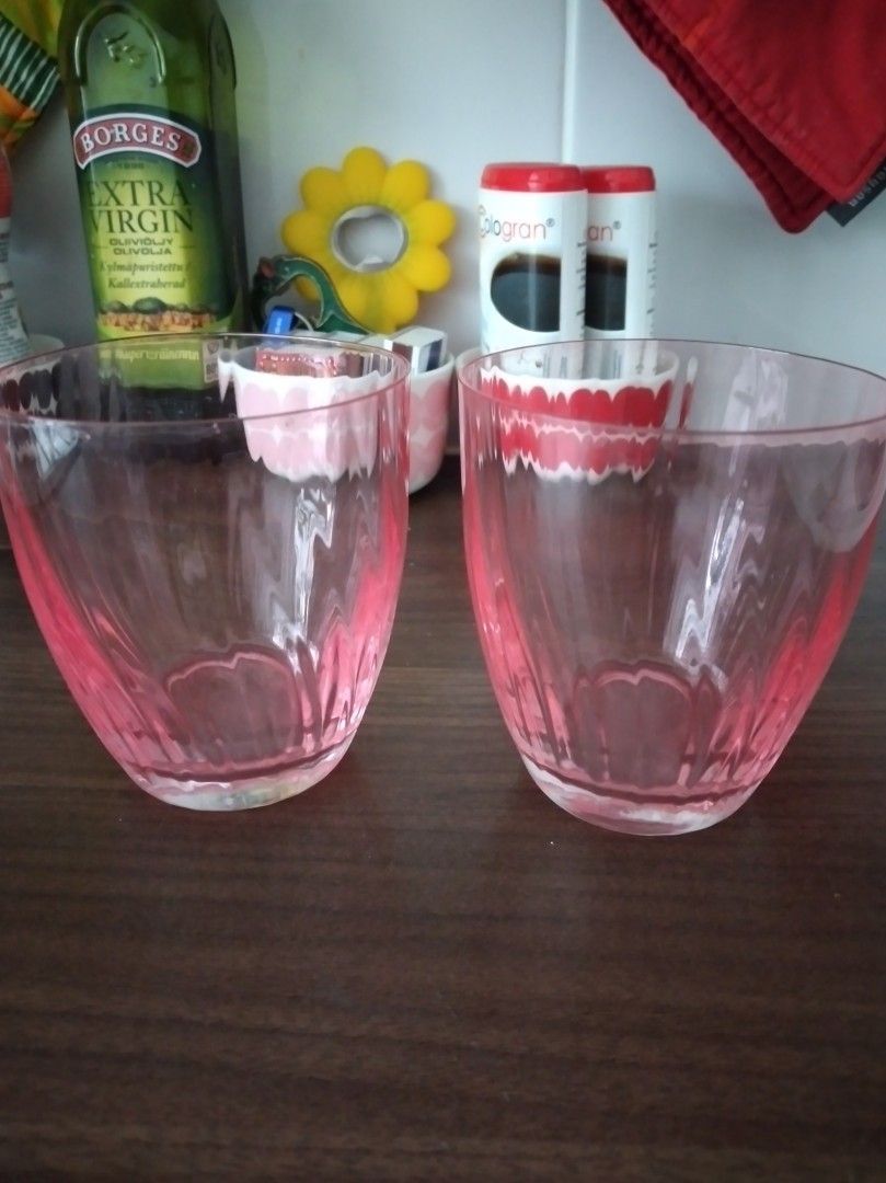Vaaleanpunaiset lasit