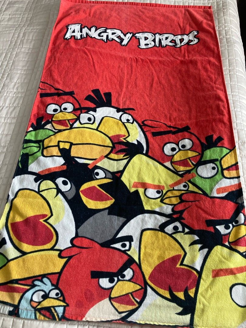 Punainen Angry Birds kylpypyyhe