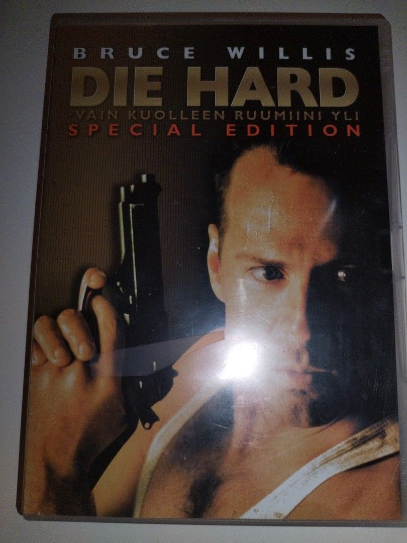 Bruce Willis, die Hard, vain kuolleen ruumiini yli