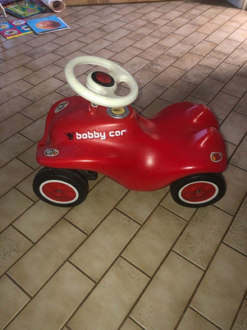 Potkuauto punainen bobby car