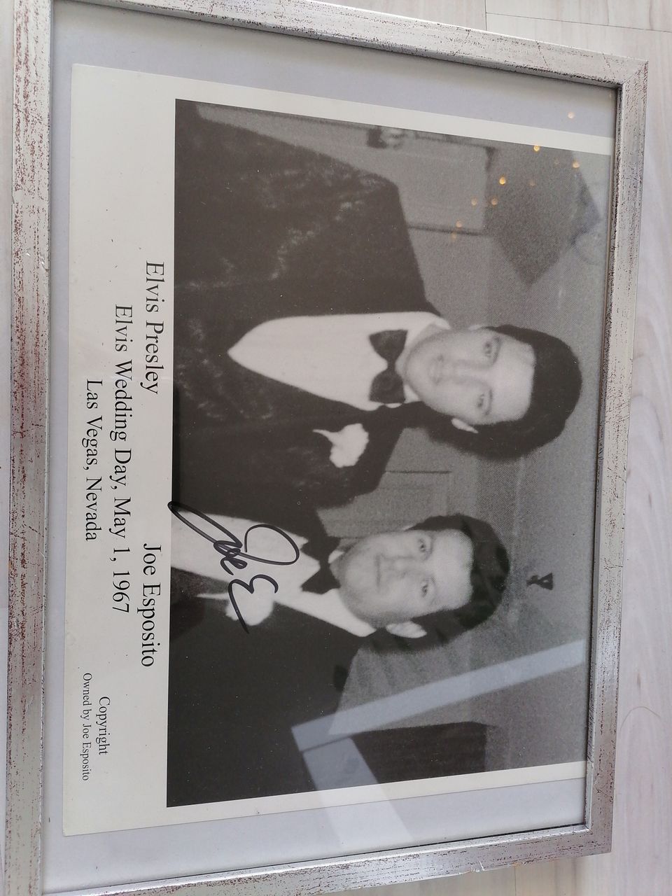 Elvis Presley hääpäivän kuva Joe Espositon nimikirjoituksella.