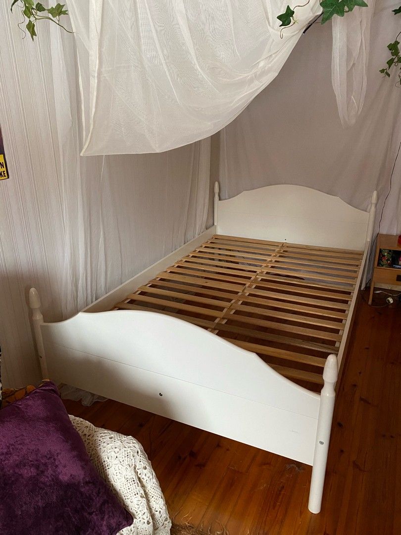 Valkoinen sänky 120x200cm