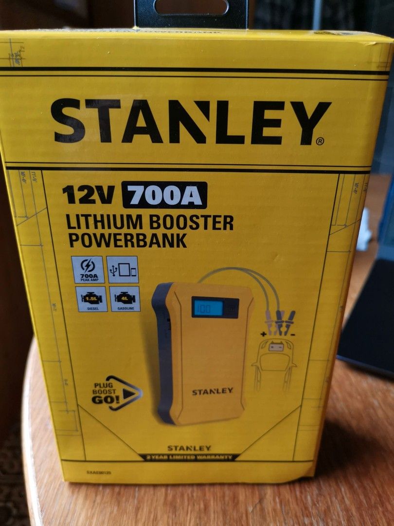 Stanley 12v 700A lithium booster
