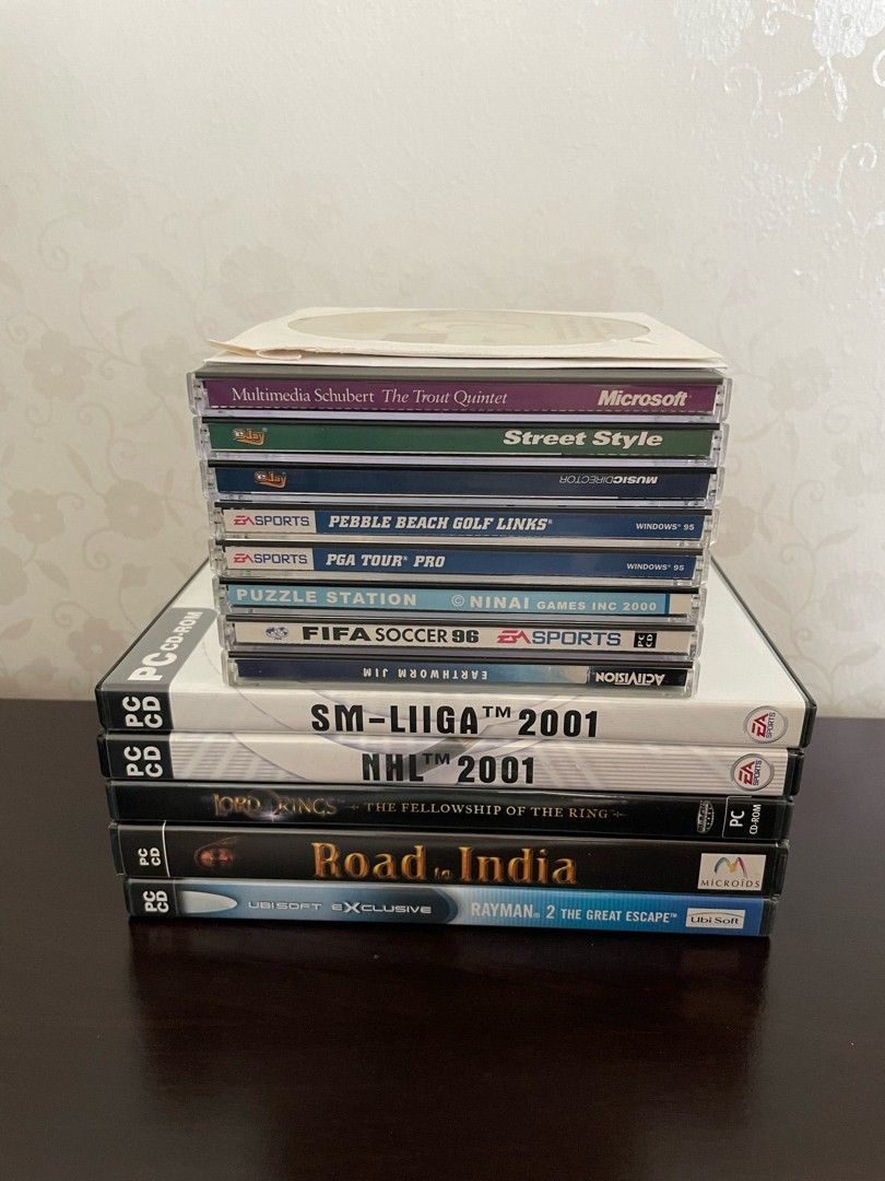 PC-pelejä ja -softia (CD-ROM)