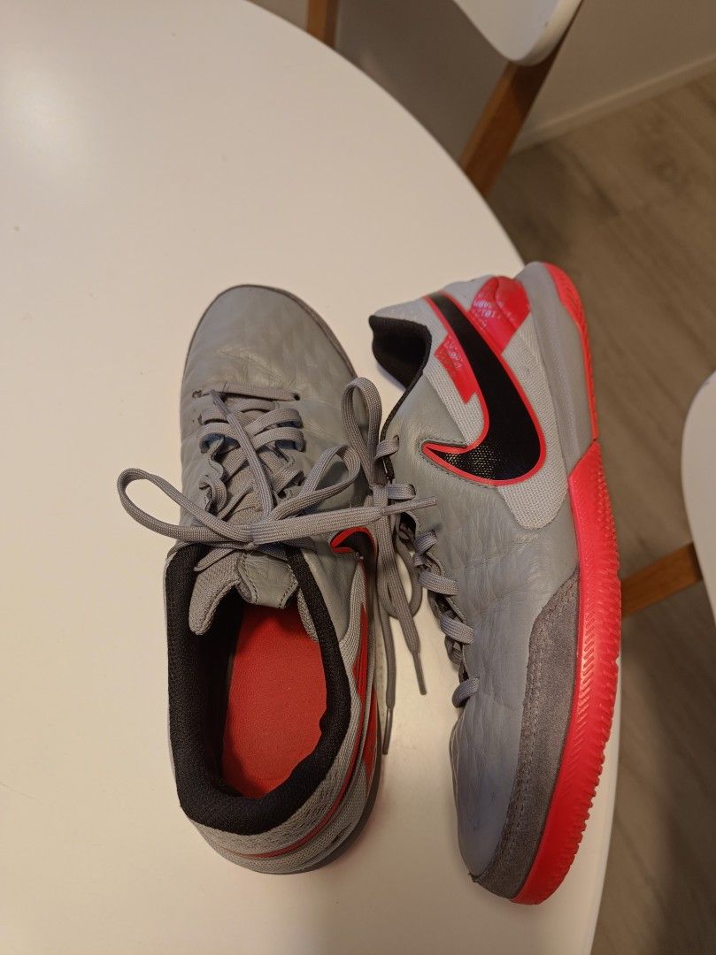 Nike nahkaiset futsal-kengät / sisäpelikengät 42
