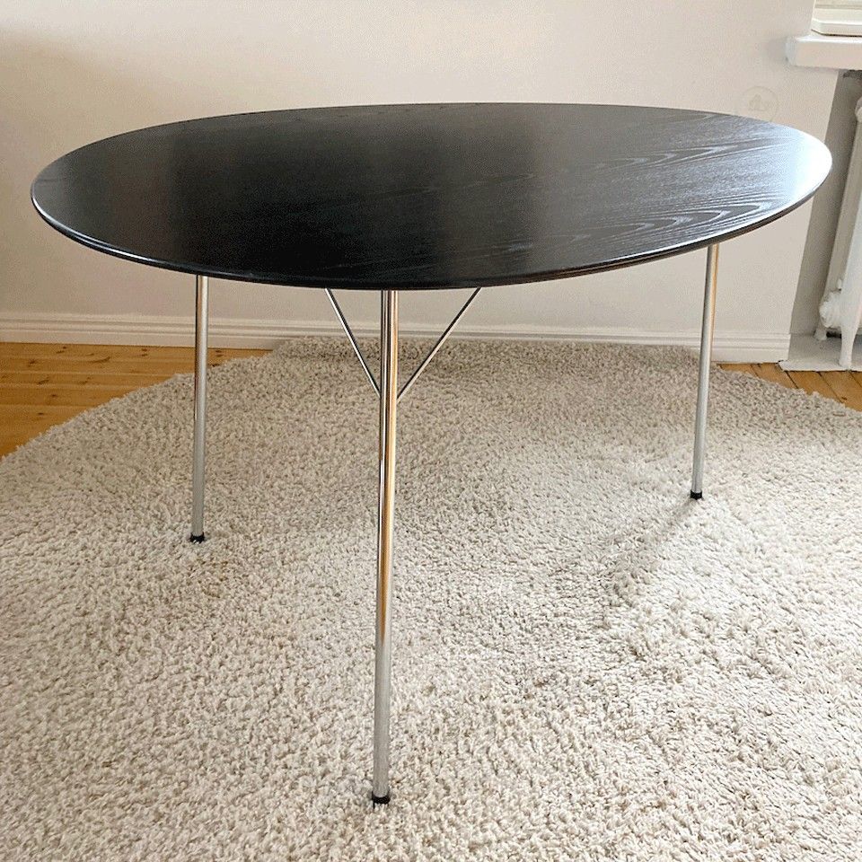 Harvinaisuus! Arne Jacobsen Egg-pöytä + 3 Ant-tuolia, Jubilee Set 2002