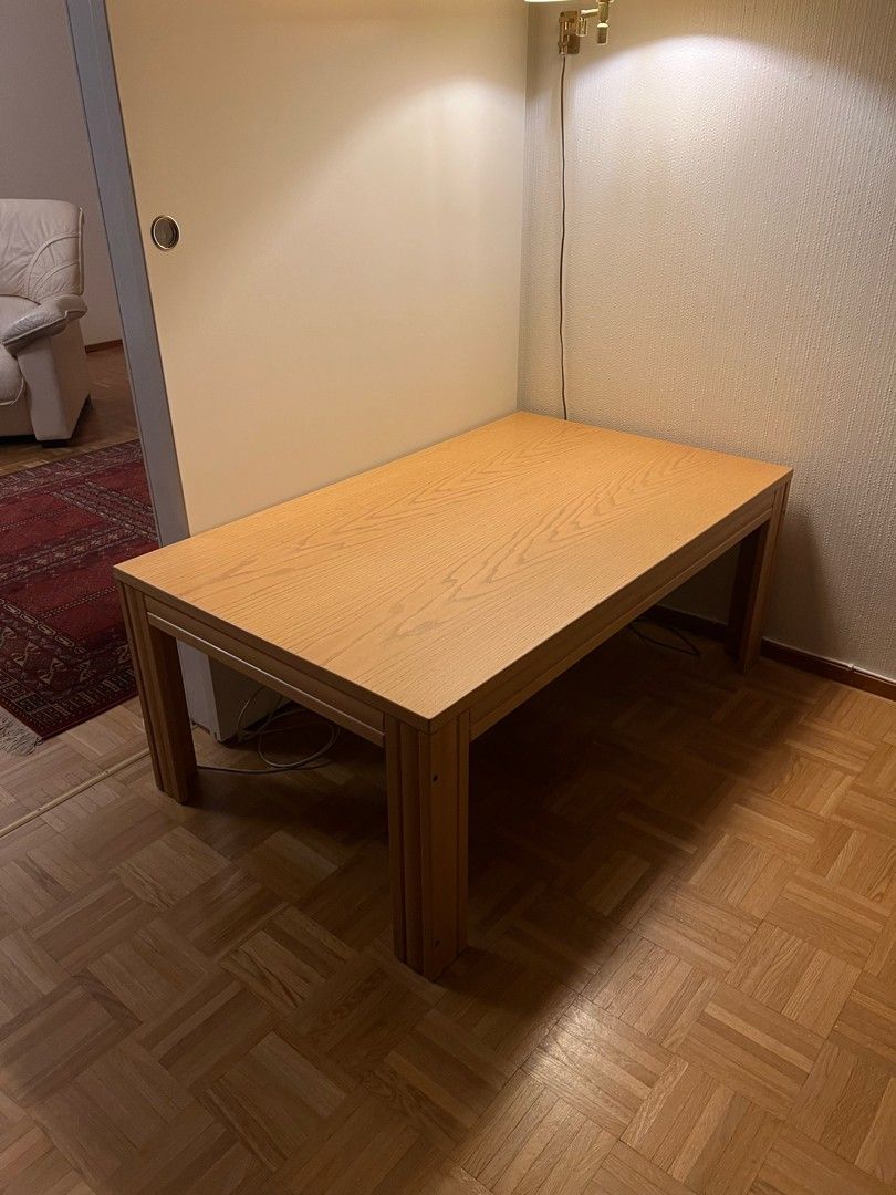 Puinen olohuoneen pöytä 100 cm x 130 cm