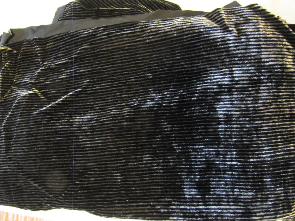 Hohtava musta/hopea silkkisametti kangasta