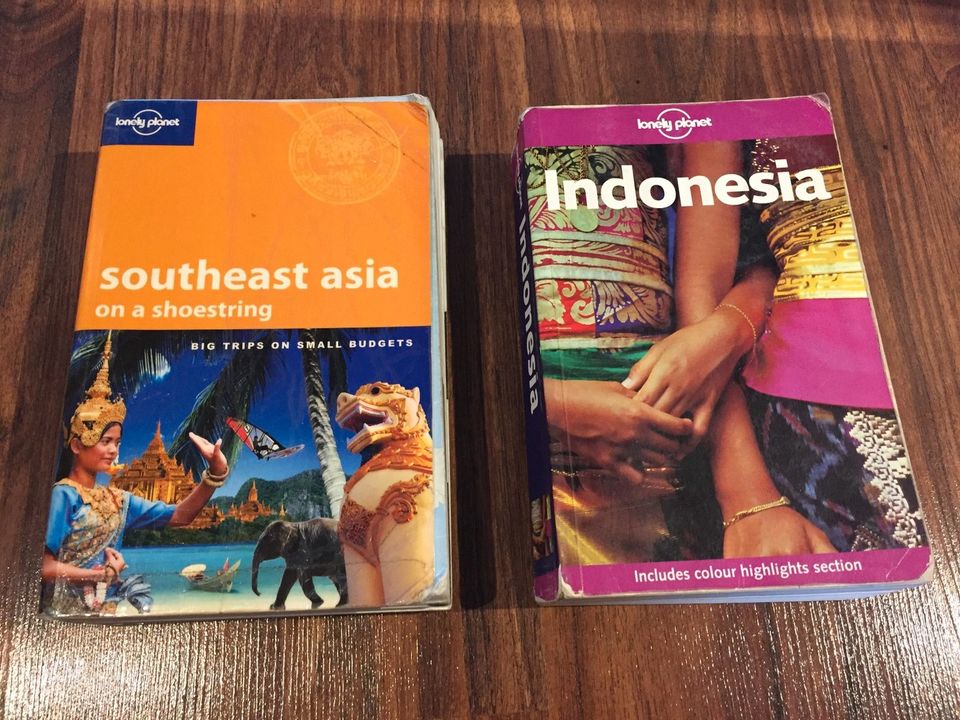 Kaksi Lonely Planet matkakirjaa