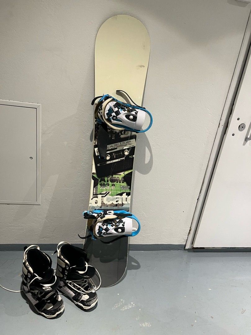 Lumilautasetti (lumilauta + saappaat + sidonta) / Snowboard set