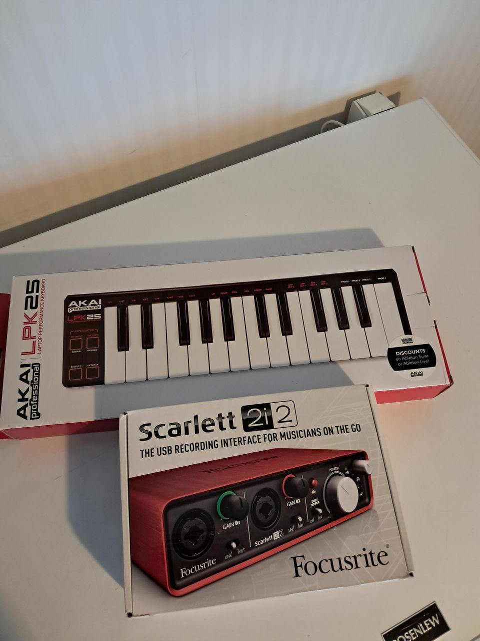 Focusrite Scarlett 2i2  ja AKAI LPK25