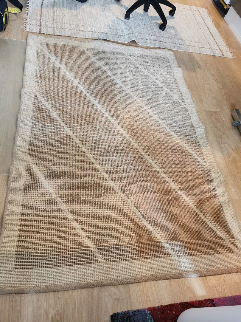 Vaaleanruskea kaksipuolinen matto