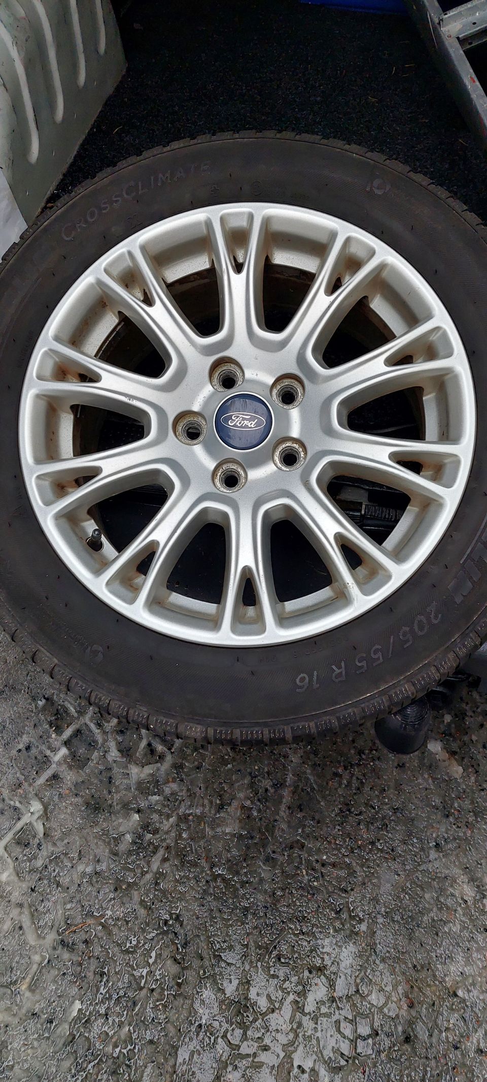 Kevytmetallivanteet 16 " Ford Focus + renkaat Michelin