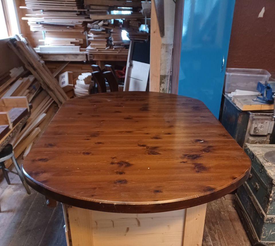 Vanha puinen iso pöytä