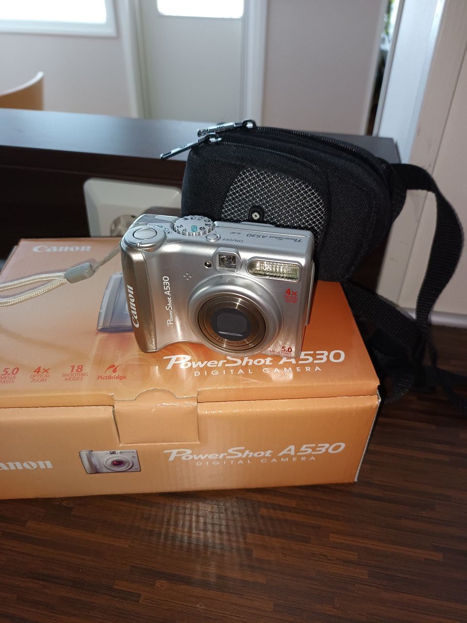 Canon Poweshot A530 digitaalikamera ja laukku