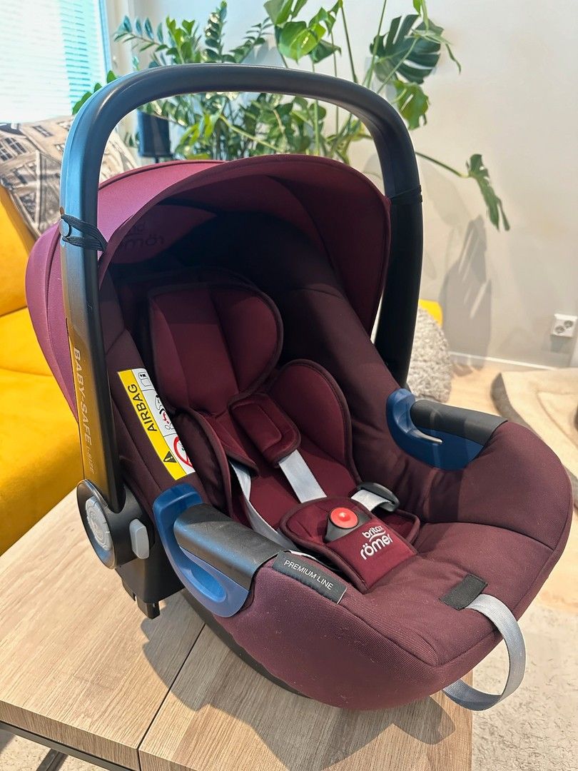 Britax Baby-Safe 2 i-Size turvakaukalo ja telakka
