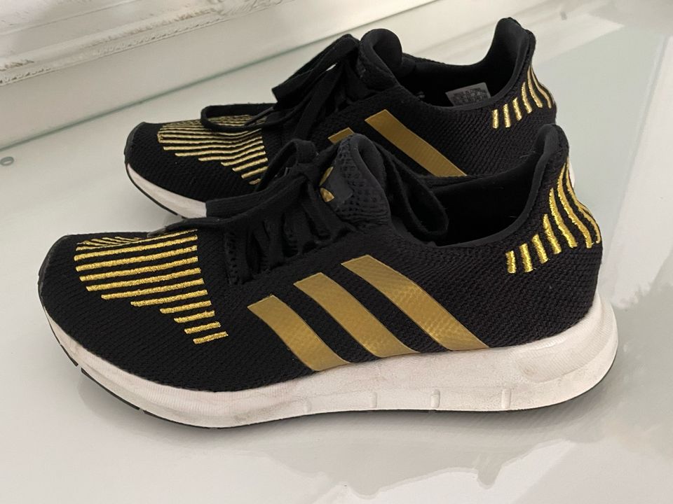 Adidas vapaa-ajan kengät