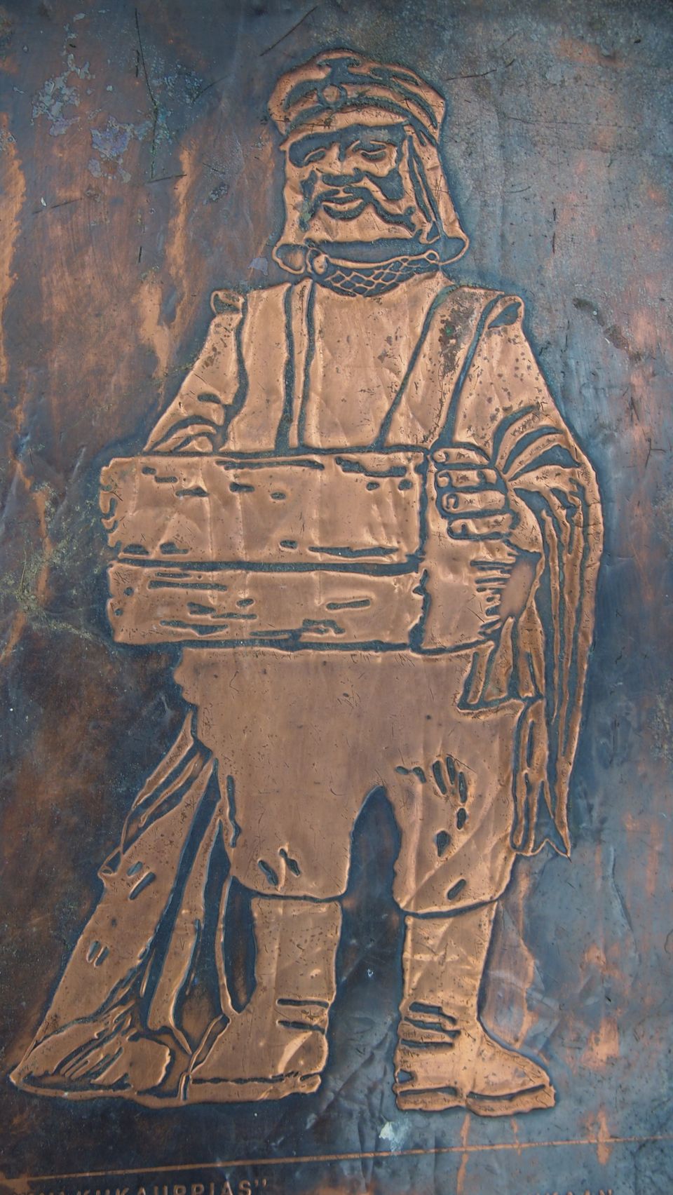 Huutokauppias reliefi Ethel Svahn-luutosen mukaan, kuparia