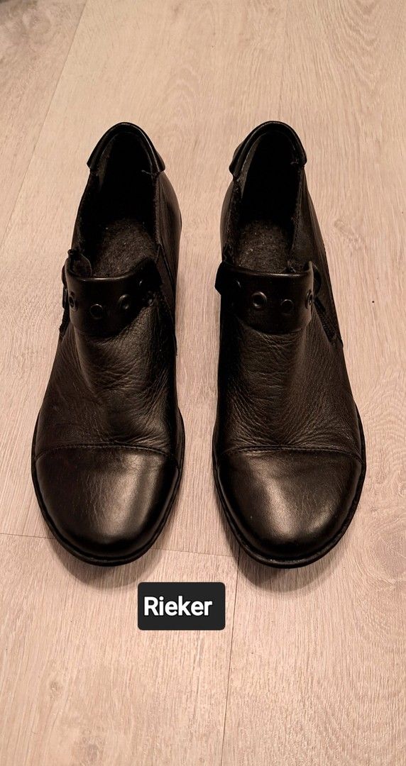 Mustat Rieker kengät