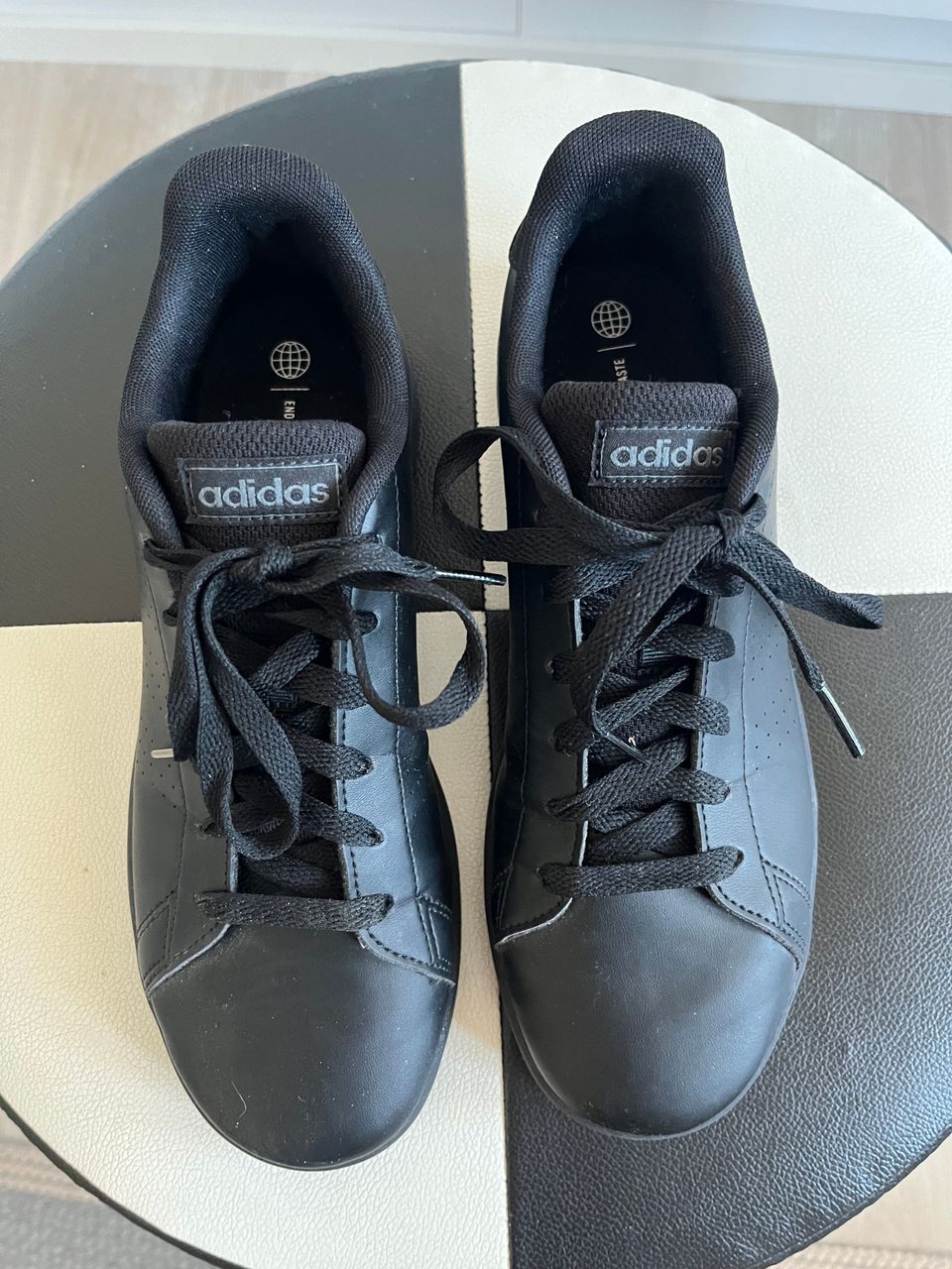 Adidas mustat kengät