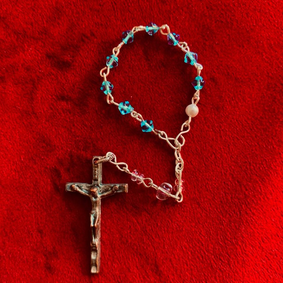 Rukoushelminauha Krusifiksi Rosary Chaplet