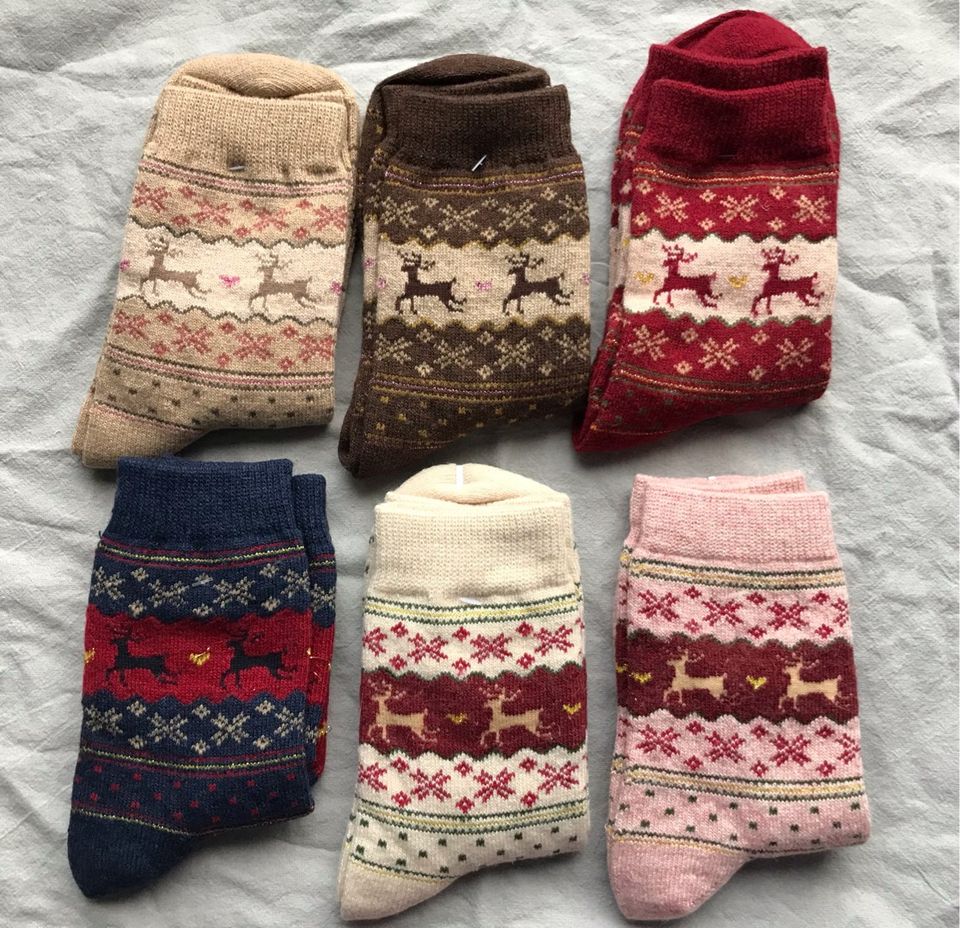 Uudet jouluaiheiset sukat eri värejä