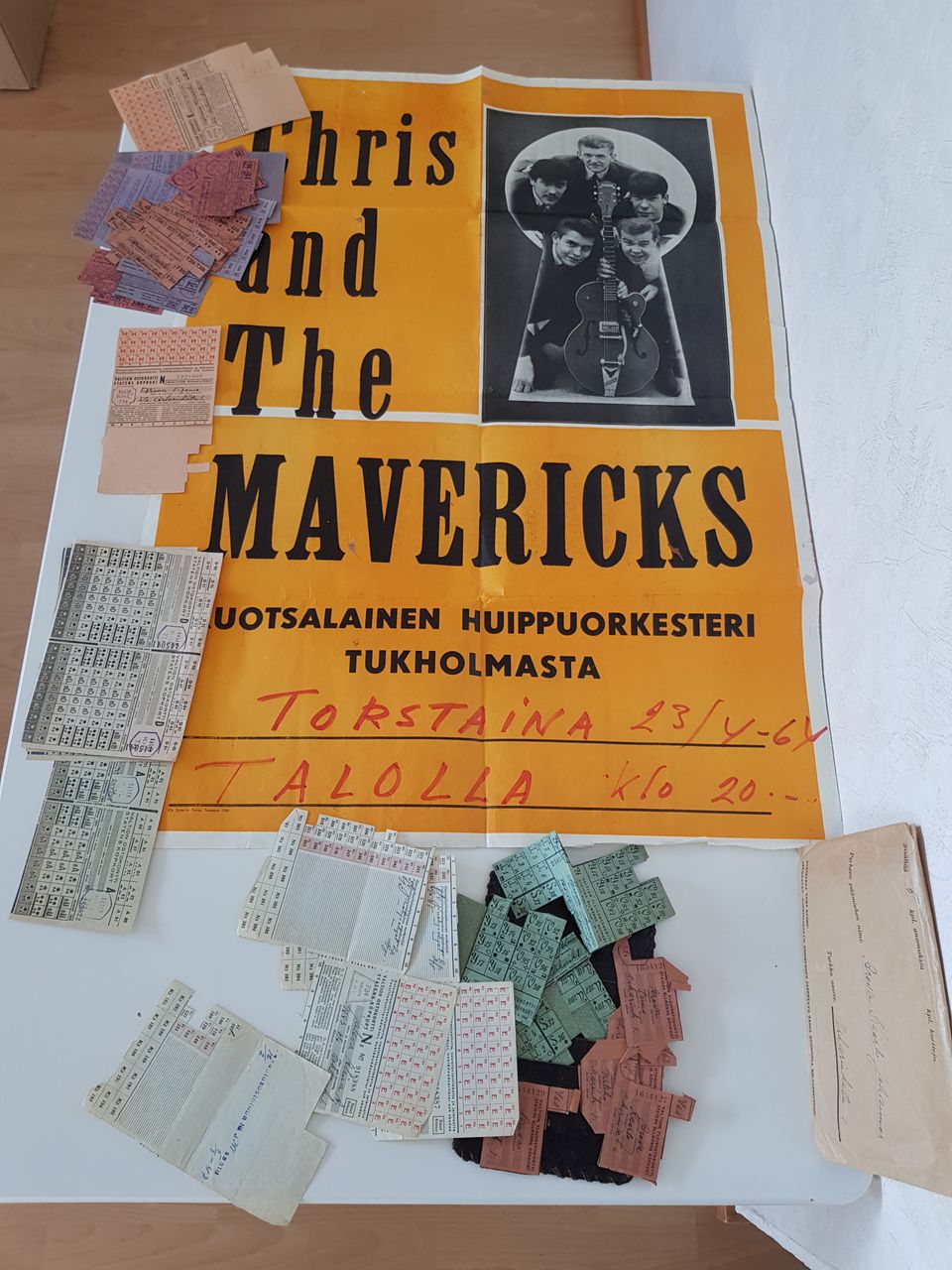 Keikkajuliste Maverick 1964 ja valtion ostokortit kärmenahkalompsassa 1940 luku