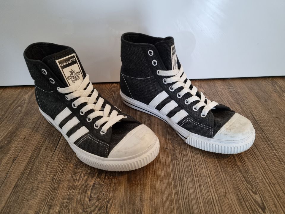 Adidas 28,5 korkeavartiset tennarit