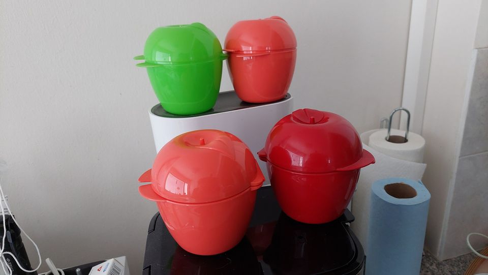 Neljä TUPPERWARE säilytys OMENAA yht. 12 euroa