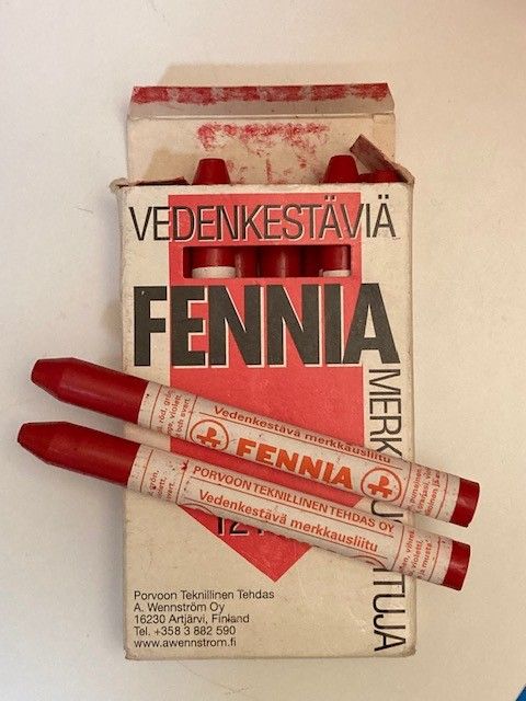 Merkkausliitu Fennia punainen 12 kpl. rasia.