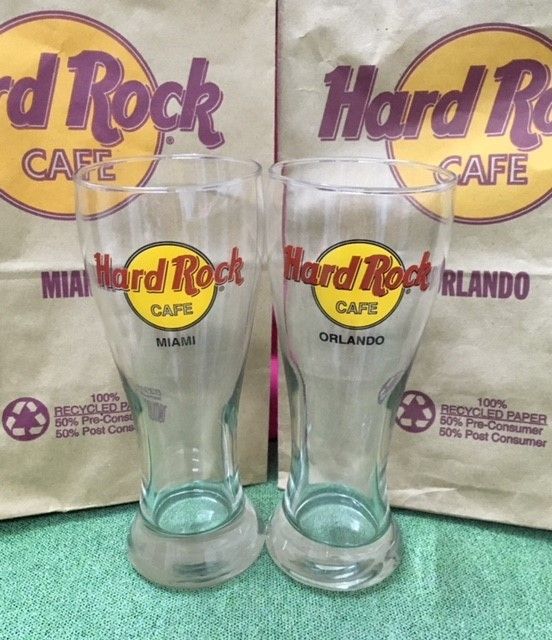 Hard Rock cafe olutlasit ja paperipussit, ostettu v 1996
