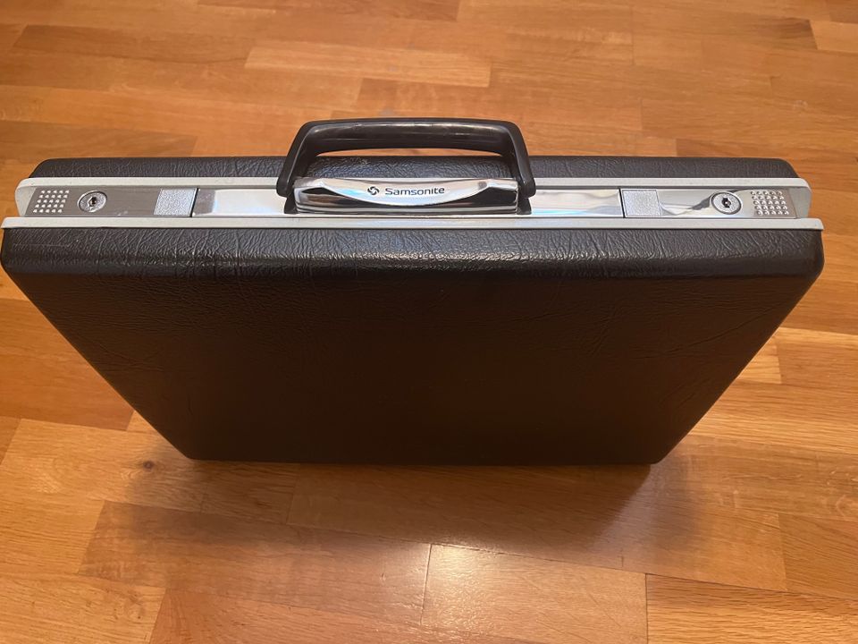 Samsonite salkku avaimineen - kovapintainen