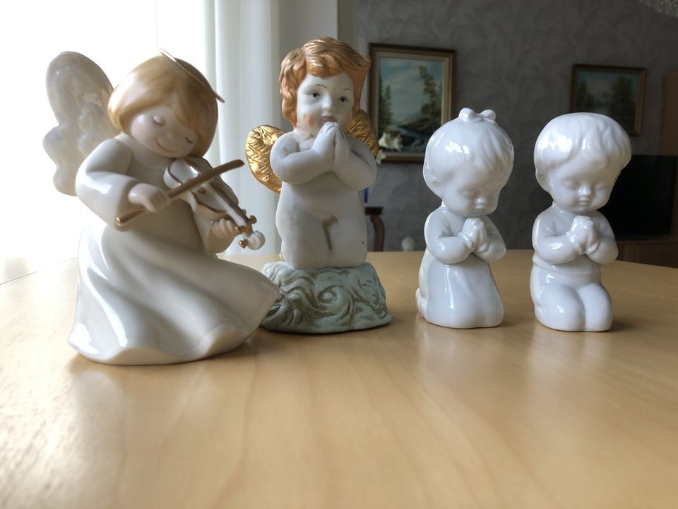Neljä keraamista esinettä, kaksi enkeliä sekä tyttö ja poika