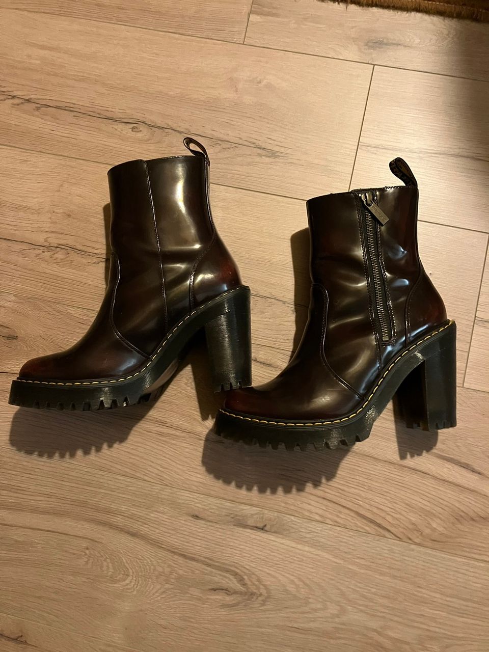 Korolliset Dr. Martens nilkkurit