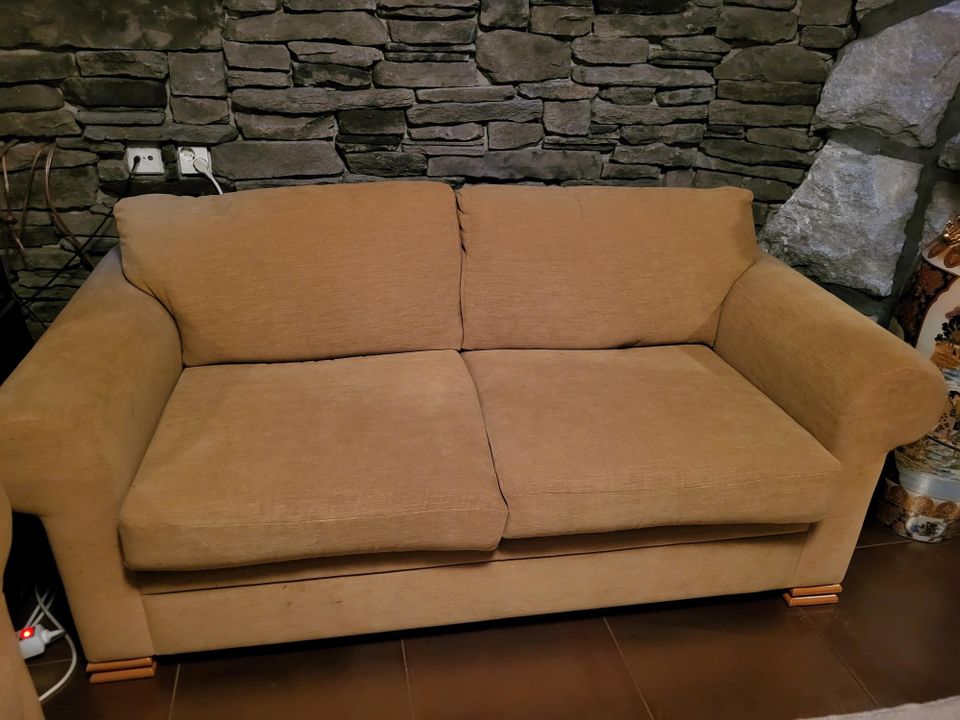 Keltainen 2-istuttava sohva