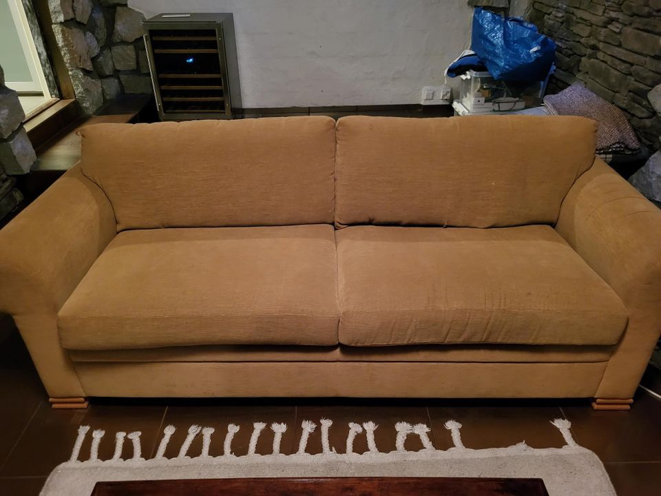 Keltainen 3-istuttava sohva