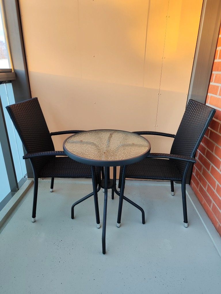 Pöytä ja 2 tuolia