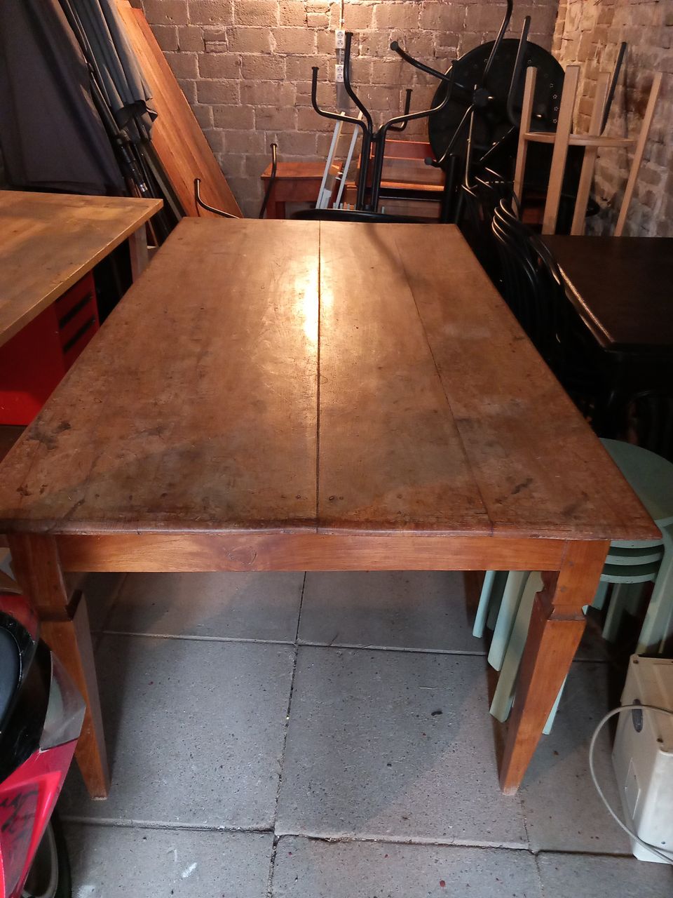 Iso pöytä