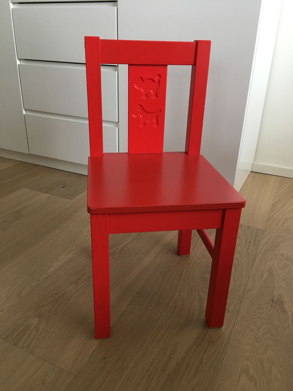 Lasten punainen tuoli
