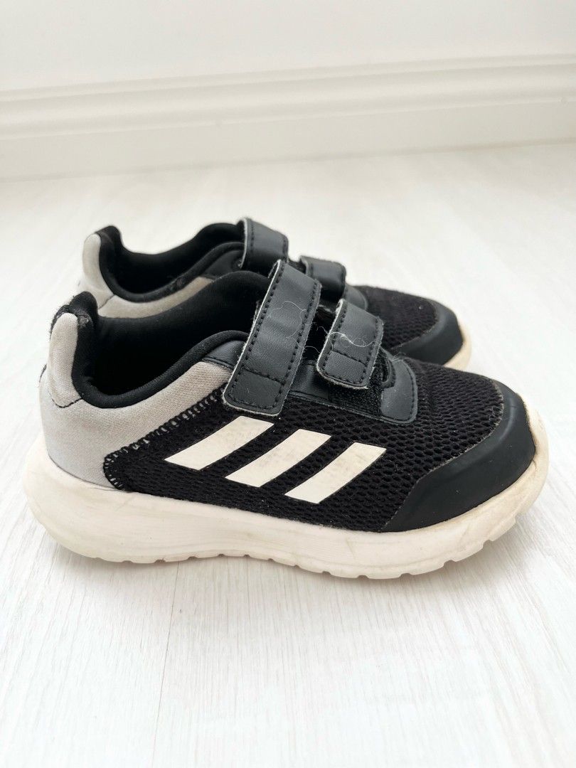 Adidas-kengät 25