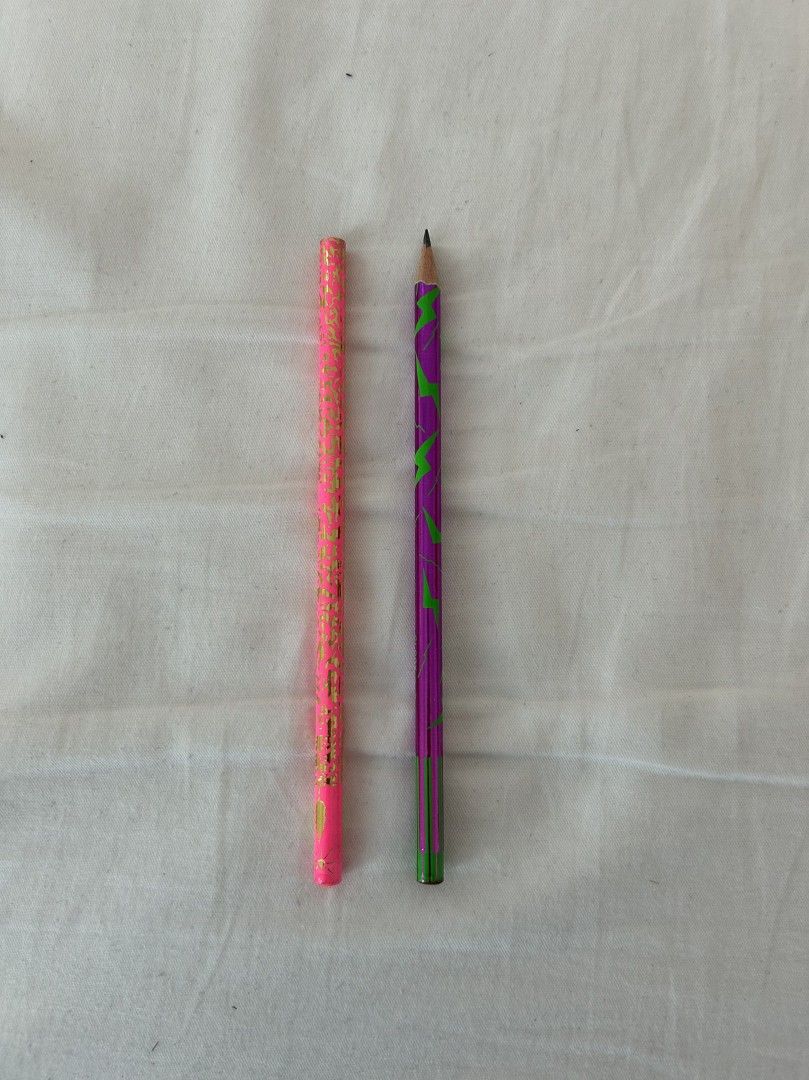 2 kpl kauniita lyijykyniä, pinkki ja violetti