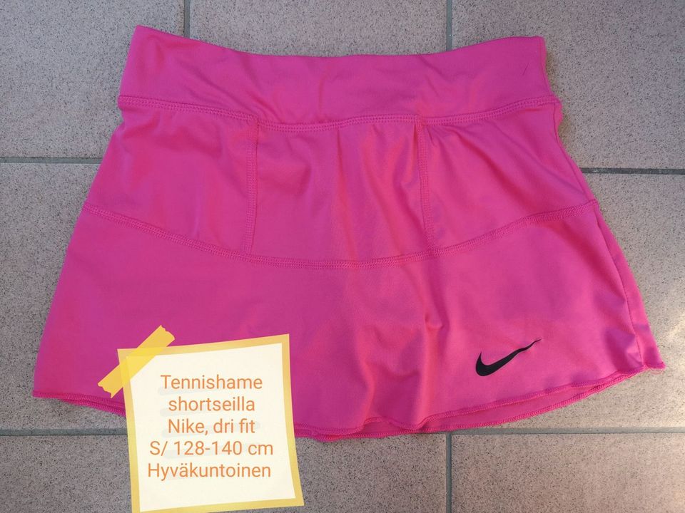 Nike Dri fit pinkki urheiluhame shortseilla 128 - 140 cm