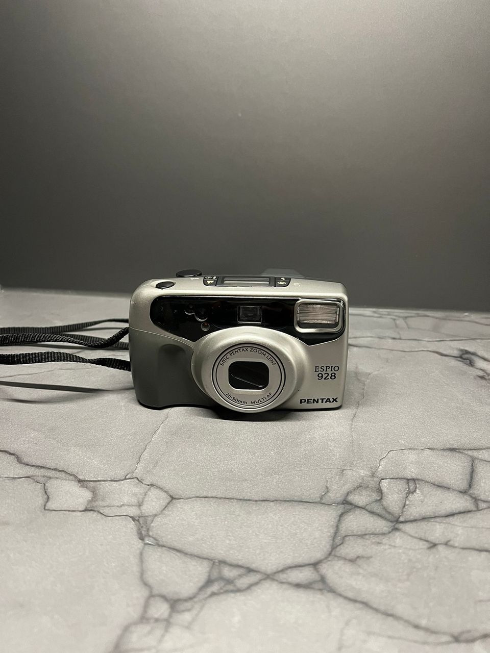 Pentax Espoo 928 35mm point-and-shoot filmikamera 28-90mm linssillä